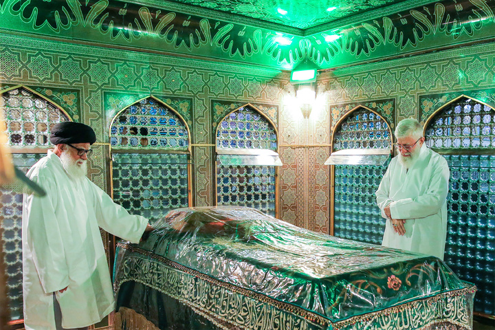 تصاویری از رهبر شهید انقلاب در مراسم غبارروبی حرم مطهر رضوی