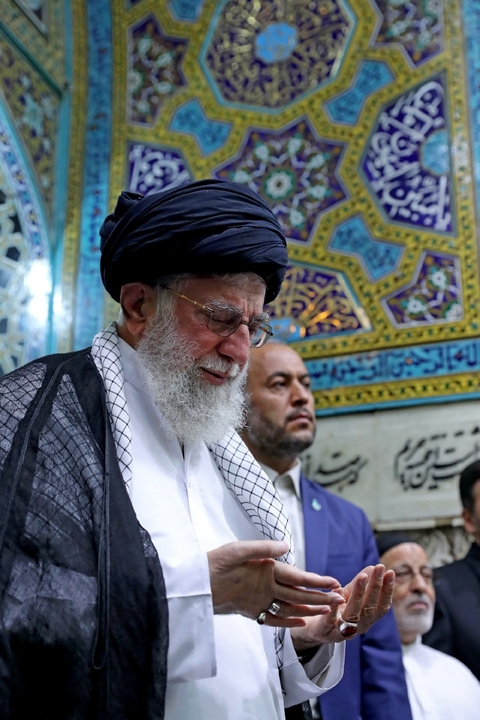 تصاویری از رهبر شهید انقلاب در مراسم غبارروبی حرم مطهر رضوی