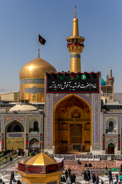نصب کتیبه‌ مراسم تشییع رهبر شهید انقلاب در حرم مطهر رضوی