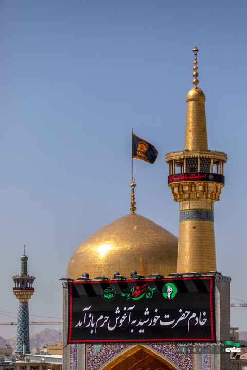 نصب کتیبه‌ مراسم تشییع رهبر شهید انقلاب در حرم مطهر رضوی