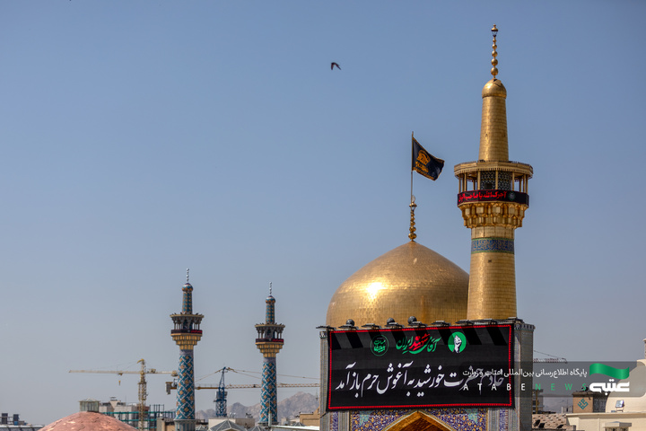نصب کتیبه‌ مراسم تشییع رهبر شهید انقلاب در حرم مطهر رضوی