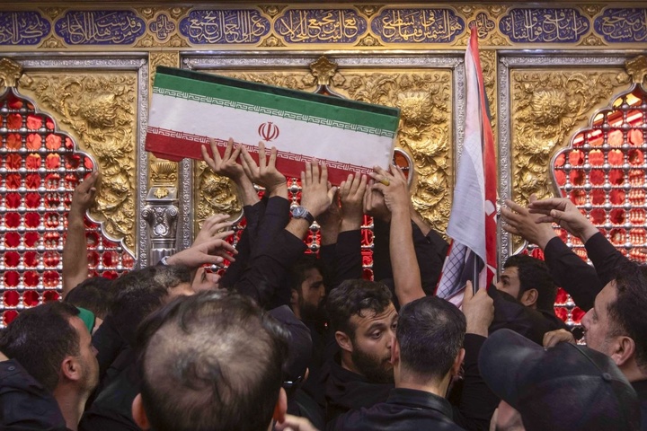 تشییع پیکر خانواده رهبر شهید در حرم حضرت ابوالفضل العباس(علیه السلام)