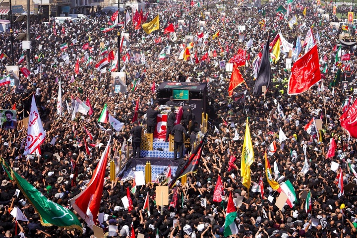 تشییع باشکوه رهبر شهید انقلاب در نجف اشرف