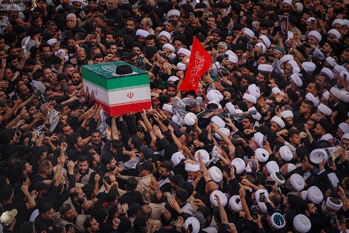 وداع عاشقان با پیکر مطهر رهبر شهید انقلاب در حریم علوی