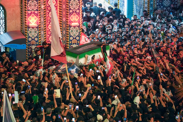 وداع باشکوه عاشقان با پیکر مطهر رهبر شهید انقلاب در کربلای معلی