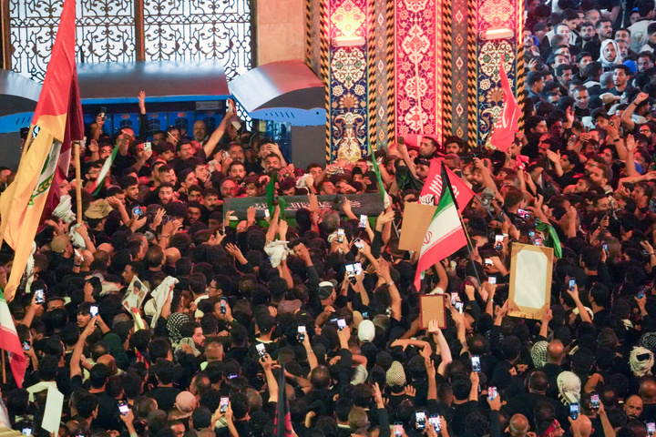 وداع باشکوه عاشقان با پیکر مطهر رهبر شهید انقلاب در کربلای معلی