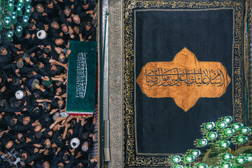 طواف پیکر رهبر شهید انقلاب بر گرد ضریح مطهر امام رضا علیه‌السلام