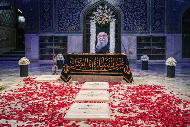 مزار مطهر رهبر شهید انقلاب اسلامی در حرم مطهر رضوی