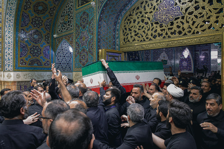 طواف پیکر رهبر شهید انقلاب بر گرد ضریح مطهر امام رضا علیه‌السلام