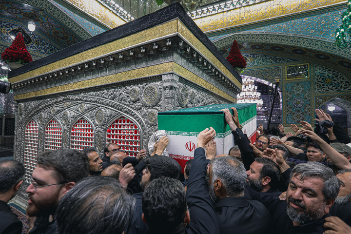 طواف پیکر رهبر شهید انقلاب بر گرد ضریح مطهر امام رضا علیه‌السلام