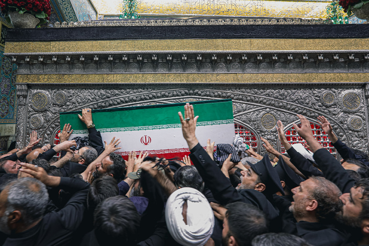طواف پیکر رهبر شهید انقلاب بر گرد ضریح مطهر امام رضا علیه‌السلام