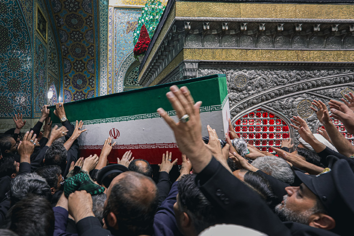طواف پیکر رهبر شهید انقلاب بر گرد ضریح مطهر امام رضا علیه‌السلام