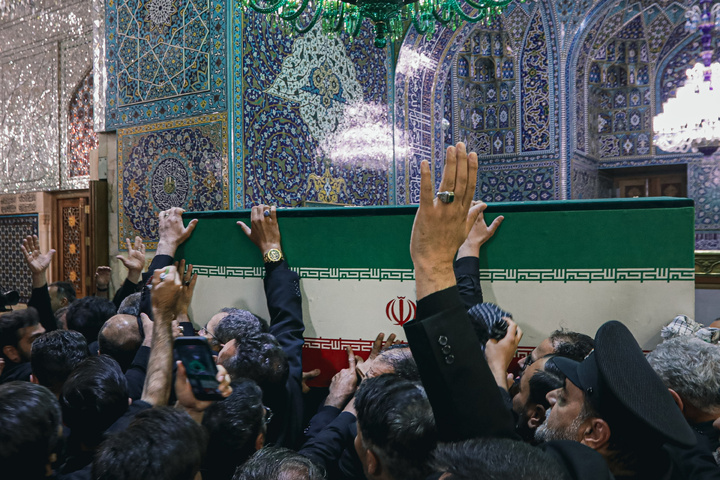 طواف پیکر رهبر شهید انقلاب بر گرد ضریح مطهر امام رضا علیه‌السلام