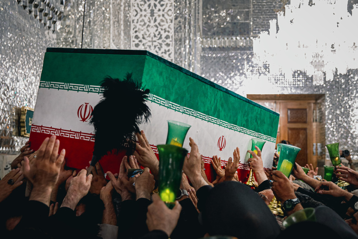 طواف پیکر رهبر شهید انقلاب بر گرد ضریح مطهر امام رضا علیه‌السلام