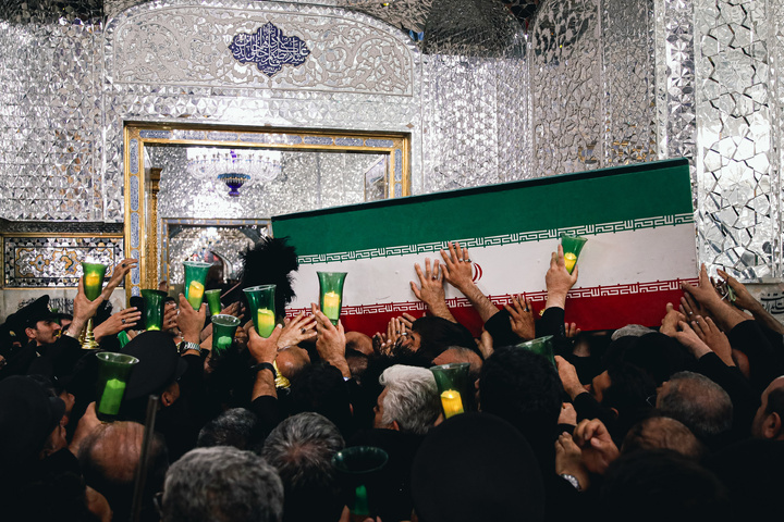 طواف پیکر رهبر شهید انقلاب بر گرد ضریح مطهر امام رضا علیه‌السلام