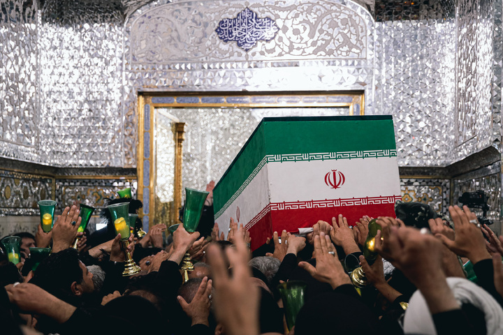 طواف پیکر رهبر شهید انقلاب بر گرد ضریح مطهر امام رضا علیه‌السلام