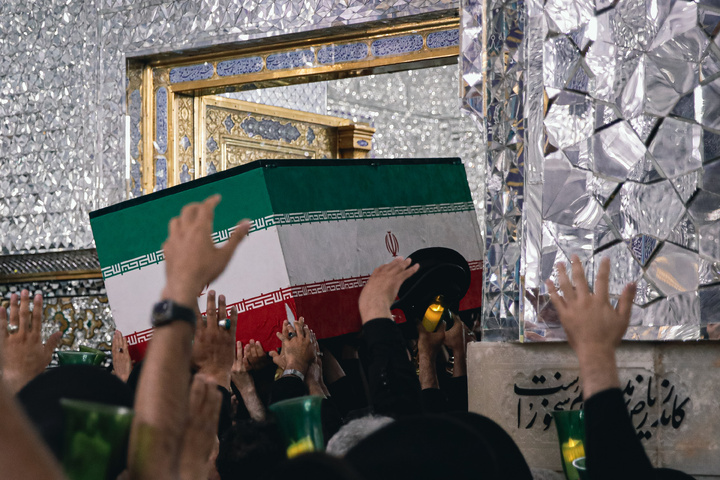 طواف پیکر رهبر شهید انقلاب بر گرد ضریح مطهر امام رضا علیه‌السلام