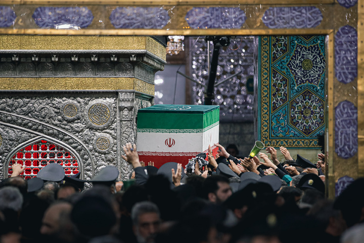 طواف پیکر رهبر شهید انقلاب بر گرد ضریح مطهر امام رضا علیه‌السلام