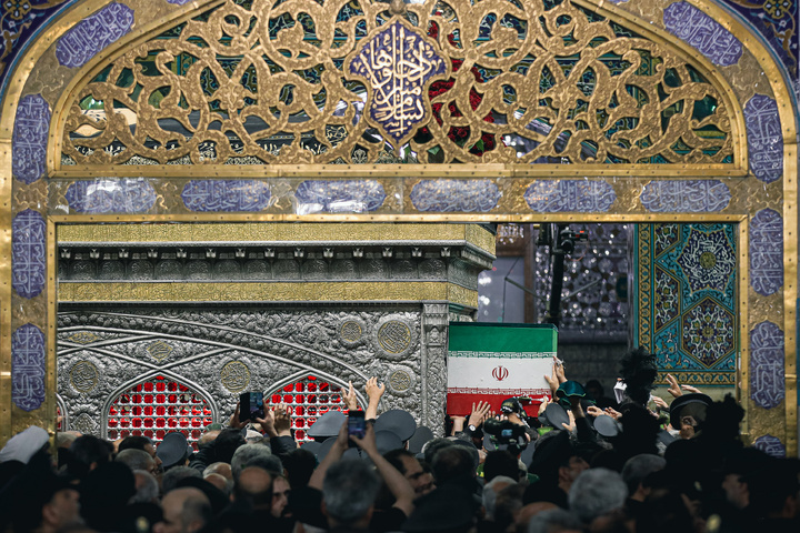 طواف پیکر رهبر شهید انقلاب بر گرد ضریح مطهر امام رضا علیه‌السلام