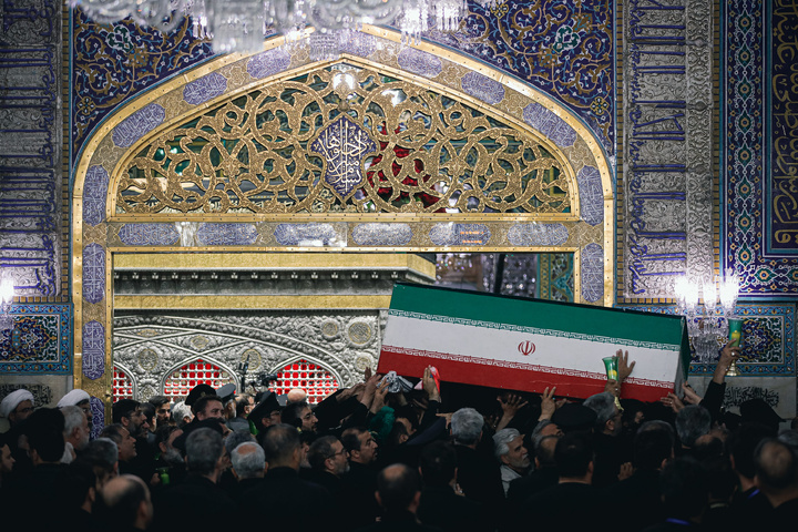 طواف پیکر رهبر شهید انقلاب بر گرد ضریح مطهر امام رضا علیه‌السلام