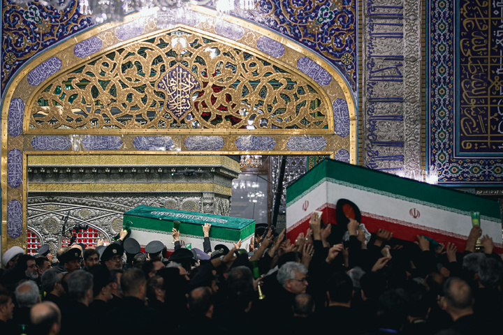 طواف پیکر رهبر شهید انقلاب بر گرد ضریح مطهر امام رضا علیه‌السلام