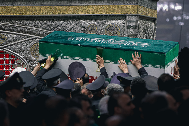طواف پیکر رهبر شهید انقلاب بر گرد ضریح مطهر امام رضا علیه‌السلام