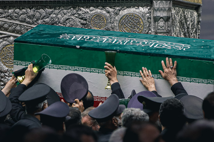 طواف پیکر رهبر شهید انقلاب بر گرد ضریح مطهر امام رضا علیه‌السلام