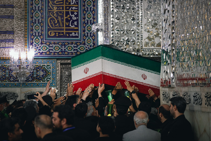 طواف پیکر رهبر شهید انقلاب بر گرد ضریح مطهر امام رضا علیه‌السلام