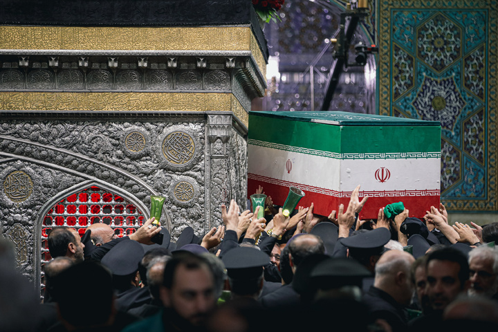 طواف پیکر رهبر شهید انقلاب بر گرد ضریح مطهر امام رضا علیه‌السلام