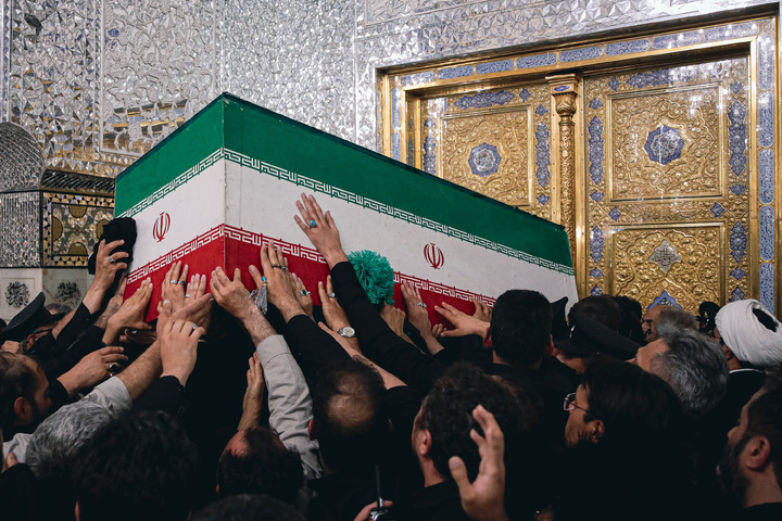 طواف پیکر رهبر شهید انقلاب بر گرد ضریح مطهر امام رضا علیه‌السلام