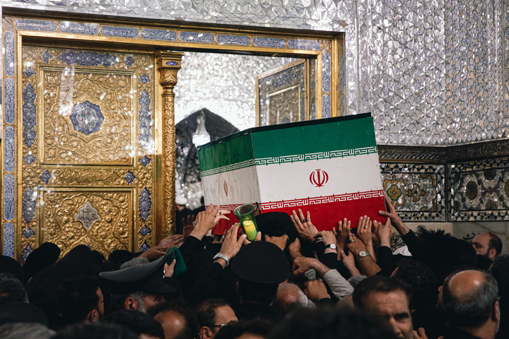 طواف پیکر رهبر شهید انقلاب بر گرد ضریح مطهر امام رضا علیه‌السلام