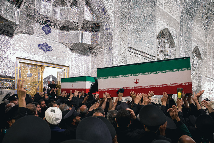 طواف پیکر رهبر شهید انقلاب بر گرد ضریح مطهر امام رضا علیه‌السلام