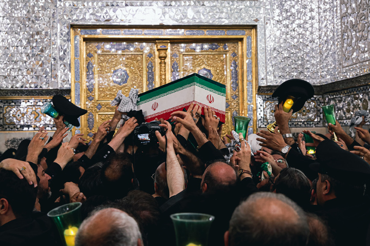 طواف پیکر رهبر شهید انقلاب بر گرد ضریح مطهر امام رضا علیه‌السلام
