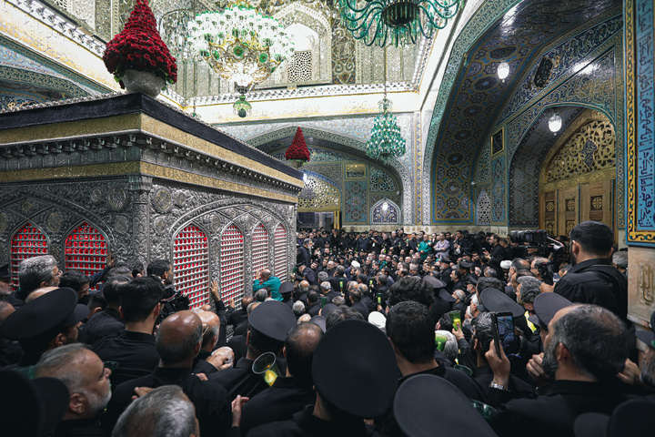 طواف پیکر رهبر شهید انقلاب بر گرد ضریح مطهر امام رضا علیه‌السلام