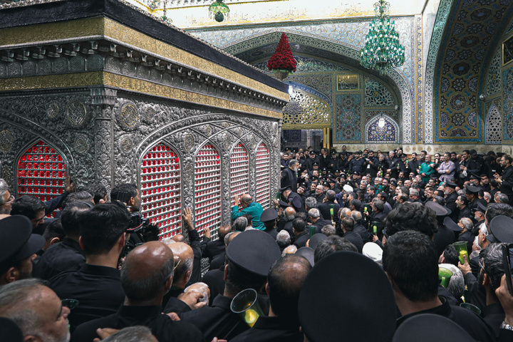 طواف پیکر رهبر شهید انقلاب بر گرد ضریح مطهر امام رضا علیه‌السلام