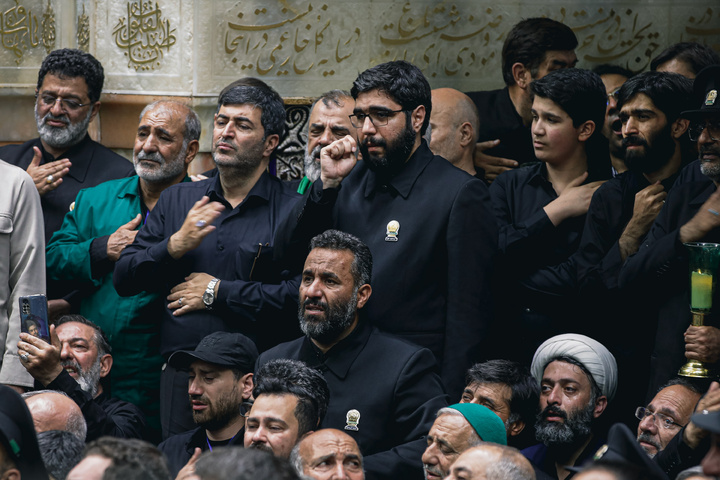 طواف پیکر رهبر شهید انقلاب بر گرد ضریح مطهر امام رضا علیه‌السلام