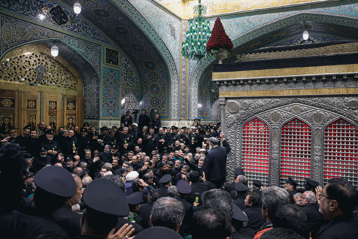 طواف پیکر رهبر شهید انقلاب بر گرد ضریح مطهر امام رضا علیه‌السلام