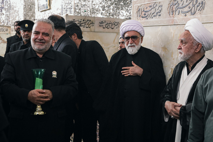 طواف پیکر رهبر شهید انقلاب بر گرد ضریح مطهر امام رضا علیه‌السلام