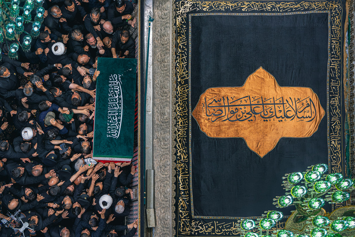 طواف پیکر رهبر شهید انقلاب بر گرد ضریح مطهر امام رضا علیه‌السلام