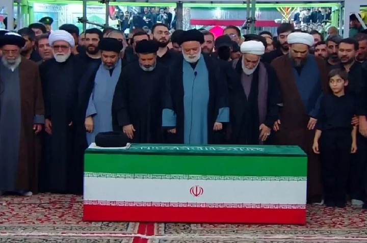 آخرین نماز بر پیکر مطهر رهبر شهید انقلاب در حرم مطهر رضوی اقامه شد
