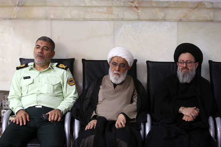 بزرگداشت رهبر شهید از سوی آیت‌الله مکارم شیرازی در حرم مطهر