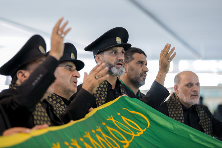 بدرقه کاروان خدام حرم مطهر رضوی در فرودگاه امام خمینی (ره) تهران