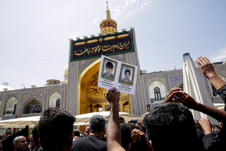 حرم مطهر رضوی در روز شهادت پیامبر اکرم و امام حسن مجتبی علیهم‌السلام