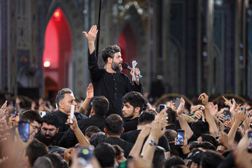 مراسم چهارپایه خوانی در حرم مطهر رضوی شب شهادت امام رضا علیه‌السلام