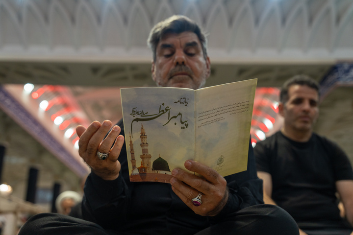 قرائت زیارت حضرت رسول(ص) از بعید در حرم حضرت معصومه(س)