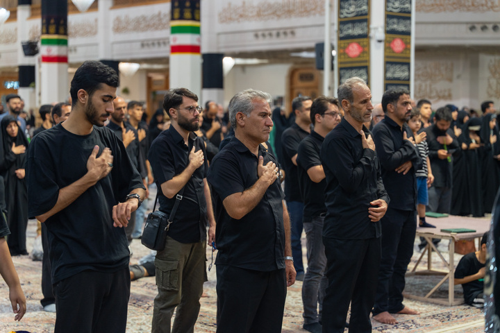 قرائت زیارت حضرت رسول(ص) از بعید در حرم حضرت معصومه(س)