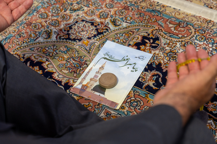 قرائت زیارت حضرت رسول(ص) از بعید در حرم حضرت معصومه(س)