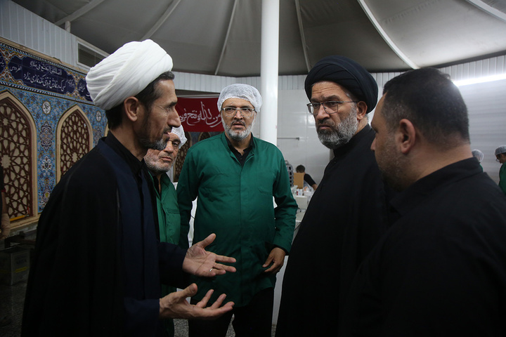 بازدید معاون فرهنگی و مدیرعالی حرم حضرت معصومه (س) از خدمت‌رسانی مواکب به زائران