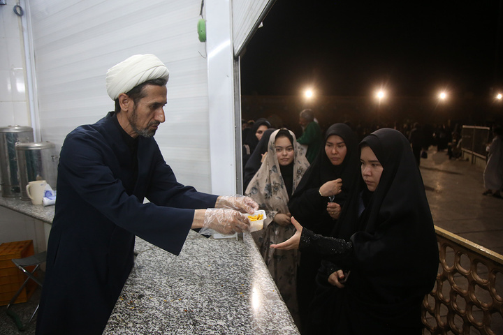 بازدید معاون فرهنگی و مدیرعالی حرم حضرت معصومه (س) از خدمت‌رسانی مواکب به زائران