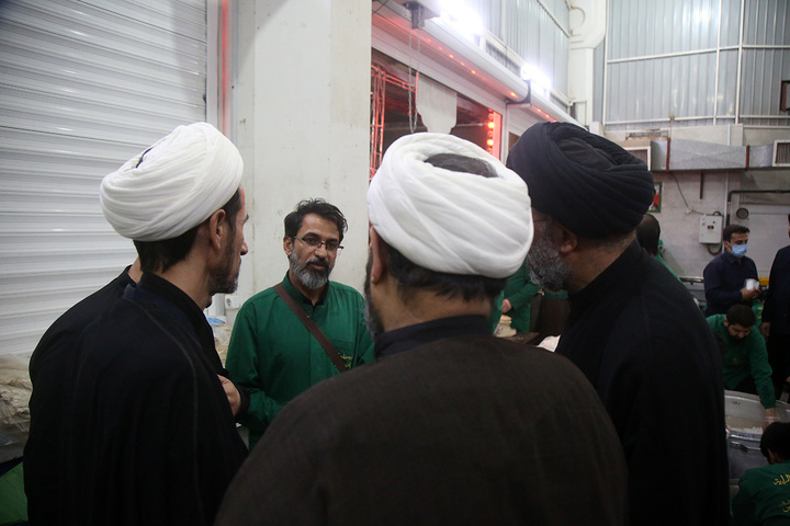 بازدید معاون فرهنگی و مدیرعالی حرم حضرت معصومه (س) از خدمت‌رسانی مواکب به زائران